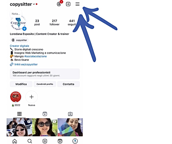 dettaglio pagina account personale di Instagram, con due grandi frecce blu che indicano di cliccare in alto a destra per aprire la voce "impostazioni e attività".
